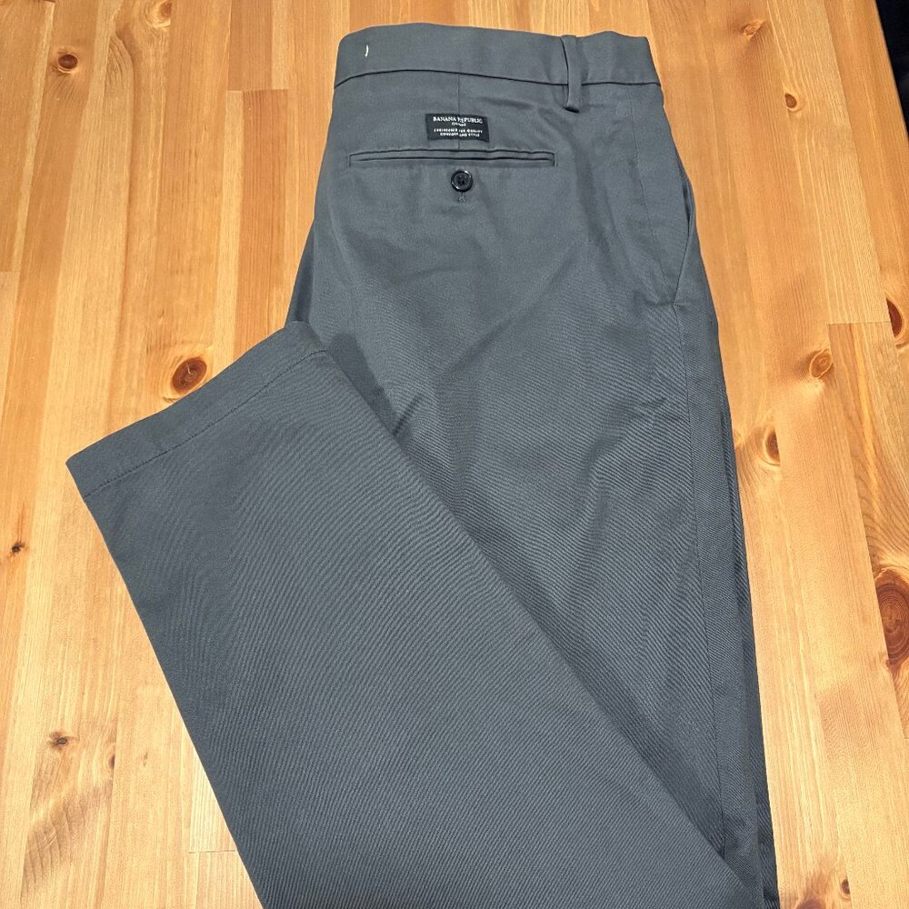 Banana Republic Tapered Fit Rapid Movement Chino